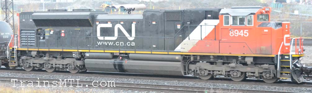 Locomotive CN8945 right side / coté droit